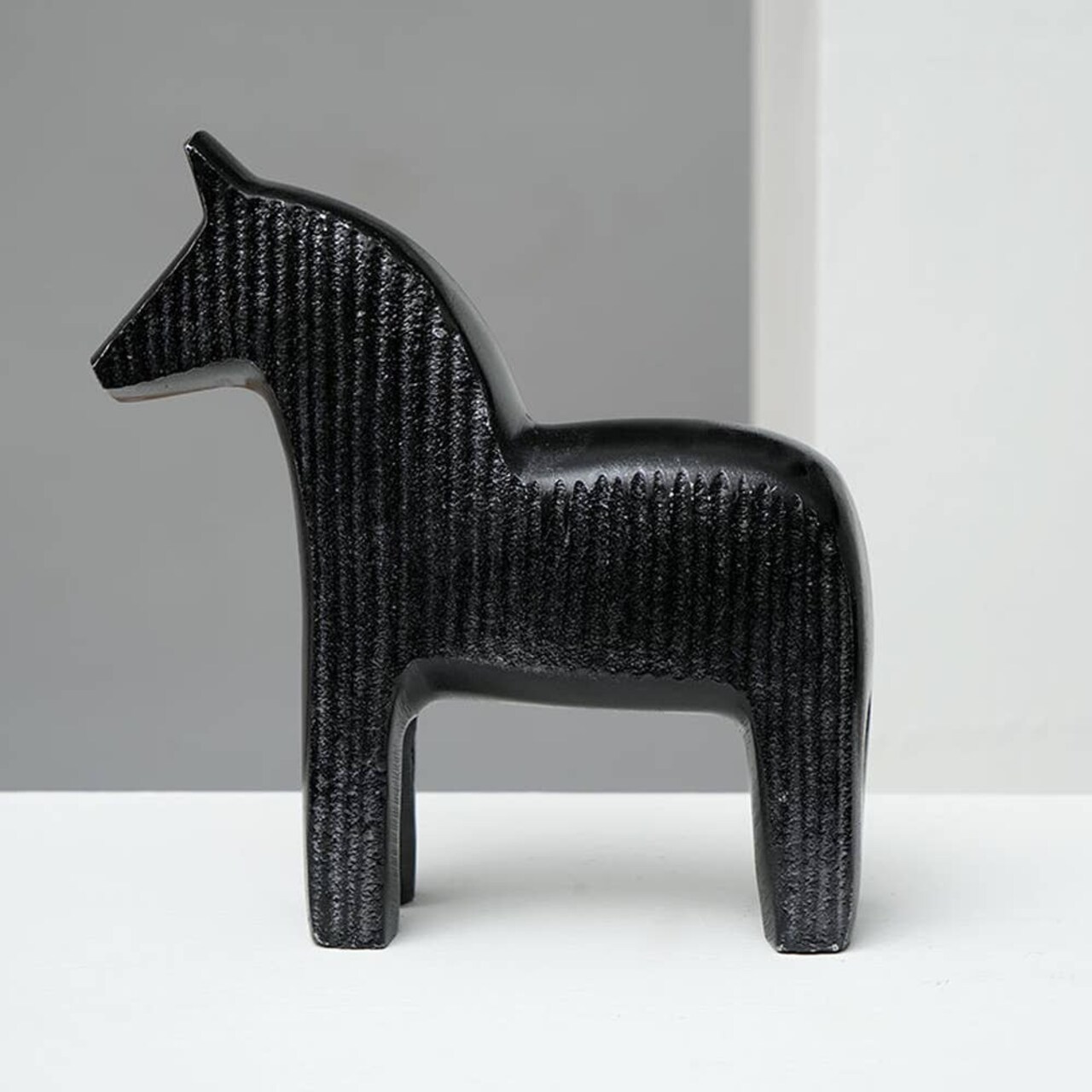 Black Ribbed Horse Sculptures – Modern Aluminum Animal Figurines
